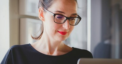 Middle School Teacher Refuses to Hand Over an Expensive Brand-Name Hoodie to a Mom with Only a Vague Description, Then Another Student Proves It’s His and Proves Her Right