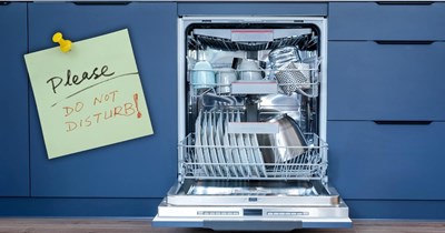 Downstairs neighbor keeps leaving sticky notes on resident's door to complain about their dishwasher noise, leaving resident no choice but to confront them: ‘I bought my own pack of sticky notes’
