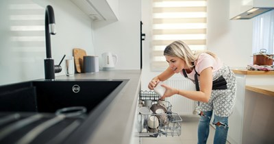 Apartment dweller runs dishwasher after 9 PM, downstairs neighbor leaves sticky note on door every time: 'You know what you did'