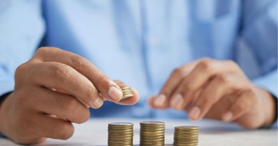 28-year-old man is found hiding $77,000 from his fianceé while she was paying for pretty much everything in their lives, making excuses when discovered: ‘I was planning on showing it to you as a surprise.’ 