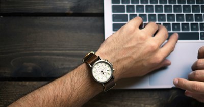 Boss calls out employee for clocking out at 4:56 PM when they clocked in at 8:53: 'It's just a regular desk job'