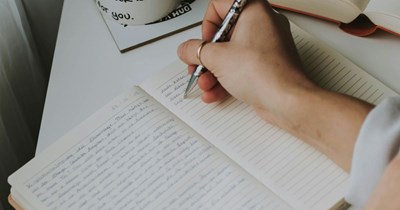 20-Year-Old Husband Pressures 19-Year-Old Wife to Let Him Read Her Private Diary From Before They Were Married