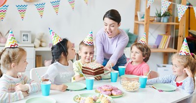 Mom worries about inviting badly behaved girl to daughter's birthday party, texts dad to request she doesn't open the gifts: 'This girl has no rules'