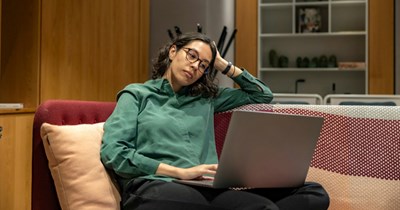 Business co-owner fires 22-year-old sister from company, prevents husband from paying her until the end of the month: 'She wants to go on vacation'