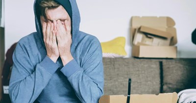 Guy in an 8-month situationship surprises his 24-year-old partner with chocolate on a bad day and gets called a stalker for knowing her schedule