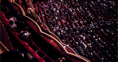 Philadelphia theatergoer watches a group of 8th graders repeatedly steal wrong seats, refuse to move, and roam the aisles during a Broadway show while their chaperones do absolutely nothing