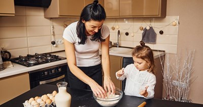 30-year-old husband claims it's not necessary for 4 and 7-year-old kids to thank their mother for dinner despite her making it every night