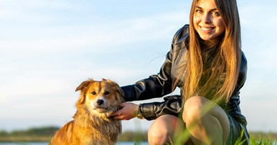 Neighbor insists on paying 18-year-old dog sitter hourly, refuses to give her directions on how to care for her pets: 'I cannot bring myself to stay for longer than 30 minutes'