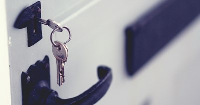 Sister changes her house lock to avoid his brother moving in with her, her parents make a huge drama implying it's her duty, and gave him a key anyway: 'I had the exterior locks changed and did not give my parents another key.'