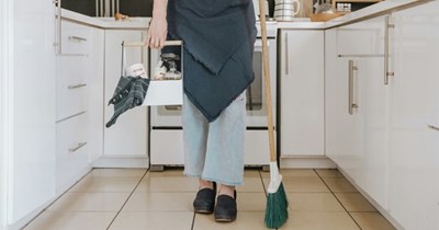 24-year-old girlfriend decides to only do her laundry and dishes and leave her slothful 27-year-old boyfriend to fend for himself: 'You can’t really help me help you. The only way to take something off my plate is to do it yourself'