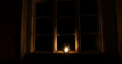 A Karen overreacts to a power outage, causing a huge scene and demanding food and water as she thinks it's an emergency: 'She did end up leaving a nasty review, there she ended up deleting herself after our manager replied to it.'