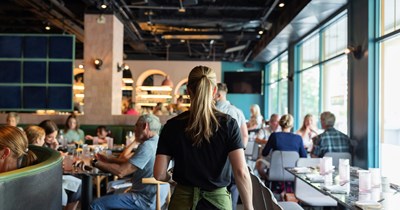 Server gets hired to work at a fine dining restaurant without experience, she’s about to crash out from the stress of doing everything wrong: ‘My managers seem to think I'm an idiot.’