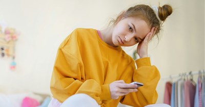 17-year-old reconnects with her childhood crush, learns her sister secretly tried to set them up in elementary school, and won't forgive her: 'She’s overreacting considering she found out 9 years later'