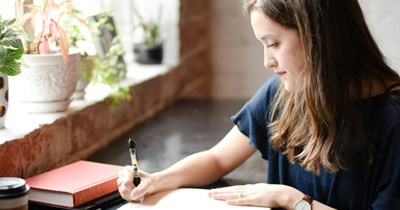 Woman writes 1000 words of poetry for new friend who is struggling, gets upset when she doesn't accept the gift: 'That's how I show love'