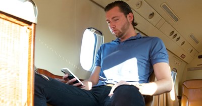 Man takes first class flight upgrade, gets surprised when mom is offended he didn't upgrade her too: 'Never crossed my mind to offer it'