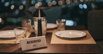 Woman bumps into friend's boyfriend at a restaurant having dinner with another girl and is confused about wether she should tell her friend or not: 'It's been about 3 weeks, I still haven't said anything and they seem totally normal from what I can tell'