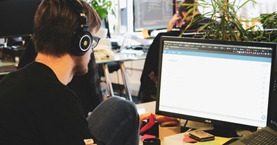 Call center operator obliged to start 15 minutes before his shift to load the company's archaic software, told to work until 4:00 PM on the dot, he complies, ending a call right at the end of his shift: 'I am following expectations and written directions'