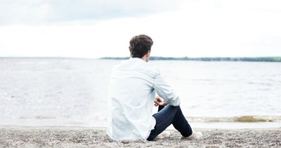 Woman wonders how to properly grieve a lost best friend while he is being active everywhere but the relationship: 'Today is the first day I stopped checking his online activity and socials'