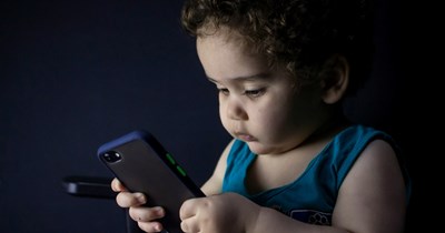 Mom relies on grandma to babysit, protests when she keeps giving 2-year-old her phone: 'I want to raise my son without screens'