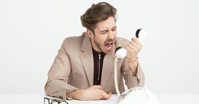 Angry manager states that server is expected to always arrive 30 minutes before scheduled work time and that is not considered extra-hours: '2 families needs to be sat down and I as the main server wasn’t here ”on time“ to attend them'
