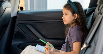 Mom Lies About Working Late, Makes Her Sister Pick up Her 7-Year-Old Daughter from School While She's Hanging Out with Her Friends at the Mall