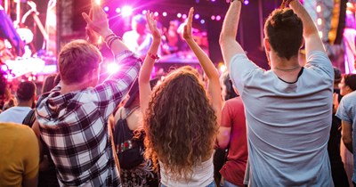 5'11 Concertgoer Refuses to Move So Short Female Concertgoers Can See The Band After They Complained About Tall People Blocking The View