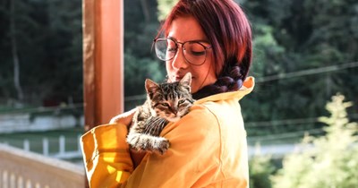 Tenant accidentally flirts with her sunbathing landlord while talking to her cat: ‘Oh, look at you, you’re so sweet and cute’