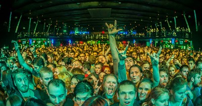 30-year-old fan refuses to leave anniversary concert after new mom friend gets overwhelmed and goes home halfway through: 'My life doesn’t revolve around everyone else’s kids'