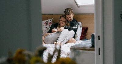 27-year-old man hosts his long-distance girlfriend for a week in his tiny room at his parent's house, 29-year-old girlfriend is afraid of bringing up moving to her cousin's house for the remaining days to be more comfortable: 'I feel so awkward'