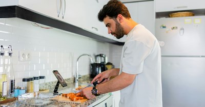 Girlfriend laughs when 32-year-old boyfriend boils whole head of broccoli for dinner: 'Look up weaponized incompetence'