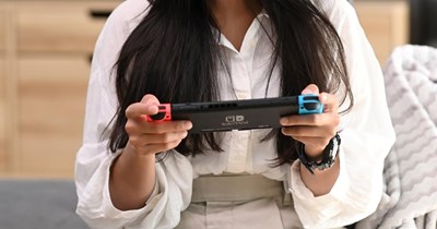 Mom gives 16-year-old daughter a Nintendo Switch and connects her banking information to buy games, daughter's dad finds out and demands access to the account: ‘It’s so unreasonable’