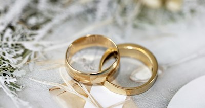 Photographer gets hired for a destination wedding, the couple starts acting weird, not confirming key details about accommodation, she backs out: 'They’ve asked me to reimburse them for the airfare they purchased and accommodation expenses.'