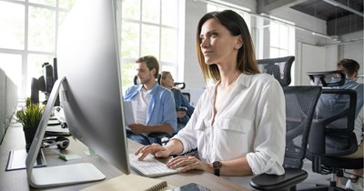 Employee returns from maternity leave to find coworker using her personalized desk despite several designated hot desks, plans to confront him: ‘Does he just work there [with photos of me and my baby] smiling at him?!’