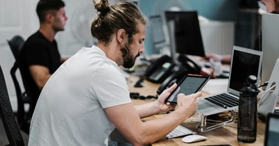 Employee identifies $10k pay gap between him and coworker with the same role, boss dangles it in front of him as a bonus