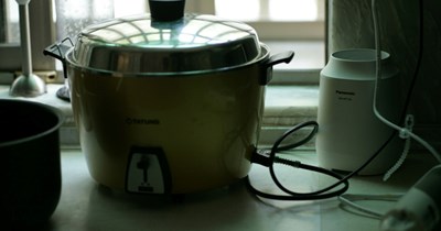Heavy sleeper uses rice cooker as 5:30am alarm clock, annoys roommate: 'He said I should be grateful there's free rice'