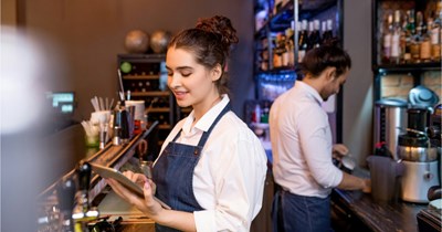 Restaurant boss comments on 16-year-old server's weight in front of customers, leaving her speechless