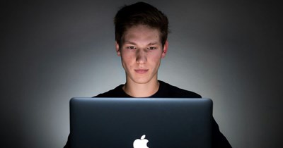 Dad Insists 16-Year-Old Community College Student Son Give Him His School Laptop So He Can Sell It: 'My Dad Has Been Unemployed Since He Was 35.'