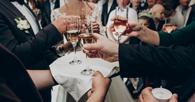Wedding guest ignores RSVP deadline and insists on bringing his girlfriend, lashes out when bride says "no"