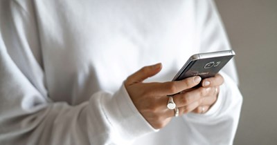 Parents force 21-year-old to send texts 2x per day saying 'good morning' and 'goodnight'— 21-year-old protests