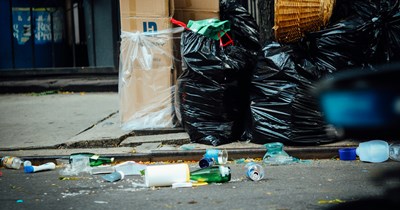 Boyfriend breaks up with girlfriend because of her attitude, as she littered and then argued with an elderly man who confronted her on it, she still doesn't see the issue: 'Her friends [think I'm wrong] for breaking up with her over something small'