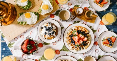 Hotel guest fails to understand that her breakfast is free of charge, even though the front desk employee told her almost 10 times: 'Well, how dare I tell her that her breakfast will be complimentary!'