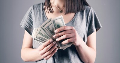 31-year-old man accidentally sends $8.400 to ex-girlfriend, and she refuses to transfer the money back immediately, making him miss the closing date and lose a condo: ‘I’m following my bank’s instructions’
