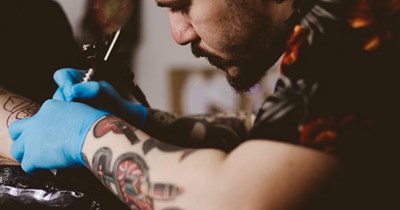 Tattoo shop disrespects a customer’s time by scheduling an appointment and then making them wait two hours more, so they finally leave: ‘I had an appointment, and YOU didn't honour it’