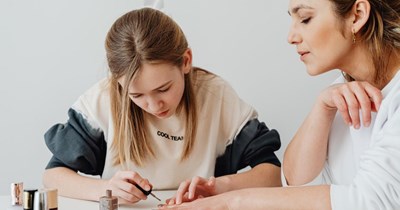 Aunt and cousins refuse to pay 16-year-old niece for doing their acrylic nails, leading niece's mom to confront them: ‘They read her messages without responding’