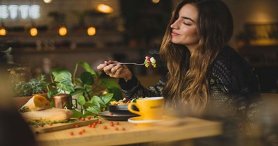 Picky-eater sister refuses to choose what she wants at a restaurant before her sister does, even though every time she does this, she ends up hating the food: 'I told her that if she didn't tell me what she wanted, I wouldn't buy her anything.'