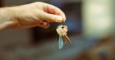 29-year-old sister gets to rent a house from her parents for $600 a month until his 40-year-old brother gets jealous and they raise it to $1500: ‘To me, this isn’t just some vacation property that anyone can use whenever they want.’
