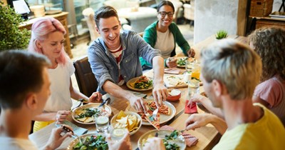 Friend group goes out for birthday dinner, spends $340, wants to split it all evenly, and calls another friend ‘cheap’ for refusing to pay $57 when she only ordered $14 worth of food: ‘Money is tight at the moment’