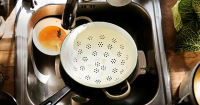Gross roommate refuses to clean her dishes for 10 days, dishes attract fruit flies and eventually maggots: 'I refuse to cave and clean another persons dishes.'