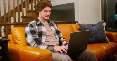 Remote employee making $75K considers rejecting a senior job offer where he'd make $105K: 'It's 5 days in the office, a 45-minute commute, and obviously comes with a lot more responsibility.'