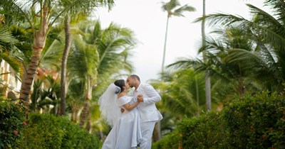 Groom invites a group of old friends, including his ex-girlfriend, to his wedding, the ex is acting weird towards the bride, so she wants to uninvite her: 'I didn't realize she was a recent ex rather than a distant high school ex.'